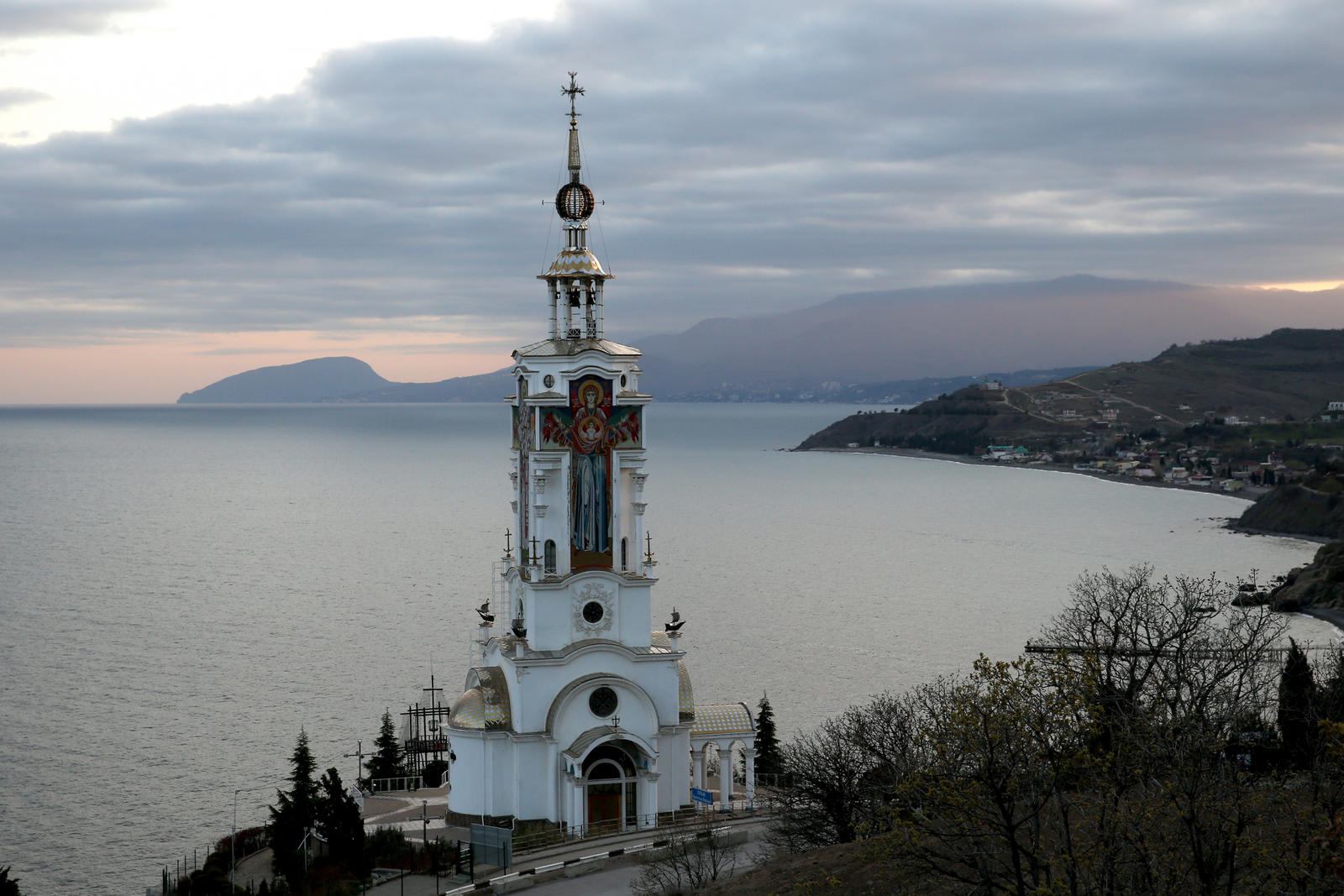 храм всех крымских святых в алуште